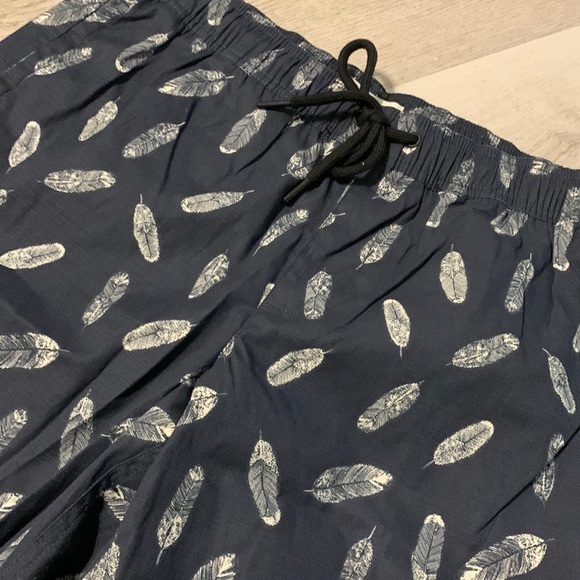 Goodthreads Navy Blue Feather print Men’s swim trunks‎ size M NWT - Picture 3 of 13